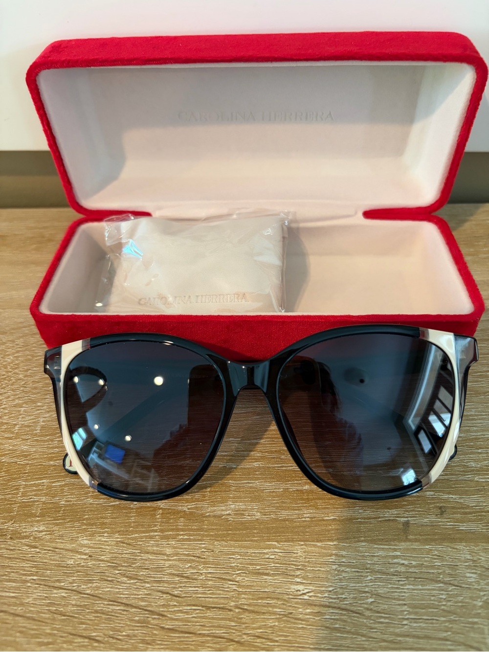 NEW Carolina Herrera CH 0061/S Black Frame Sunglasses with Dark Gradient Lenses